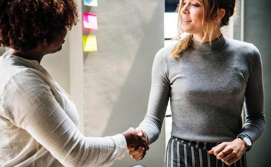 Faut-il faire la bise à ses collègues au travail ?