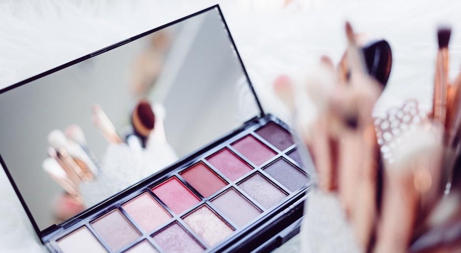 Maquillage au travail : droits de l'employeur