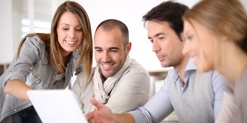 Quatre employes consultent leurs soldes de DIF