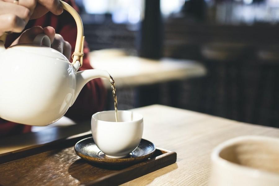 Boire du thé au bureau pour éviter le stress